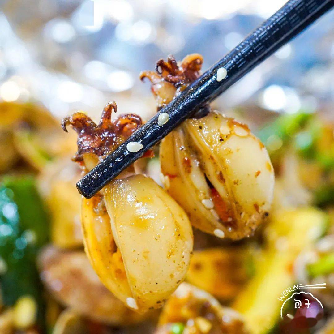 蟹肉,蛏子,墨鱼仔,花甲,大虾将锡纸塞得满满当当,每样海鲜都肉感十足