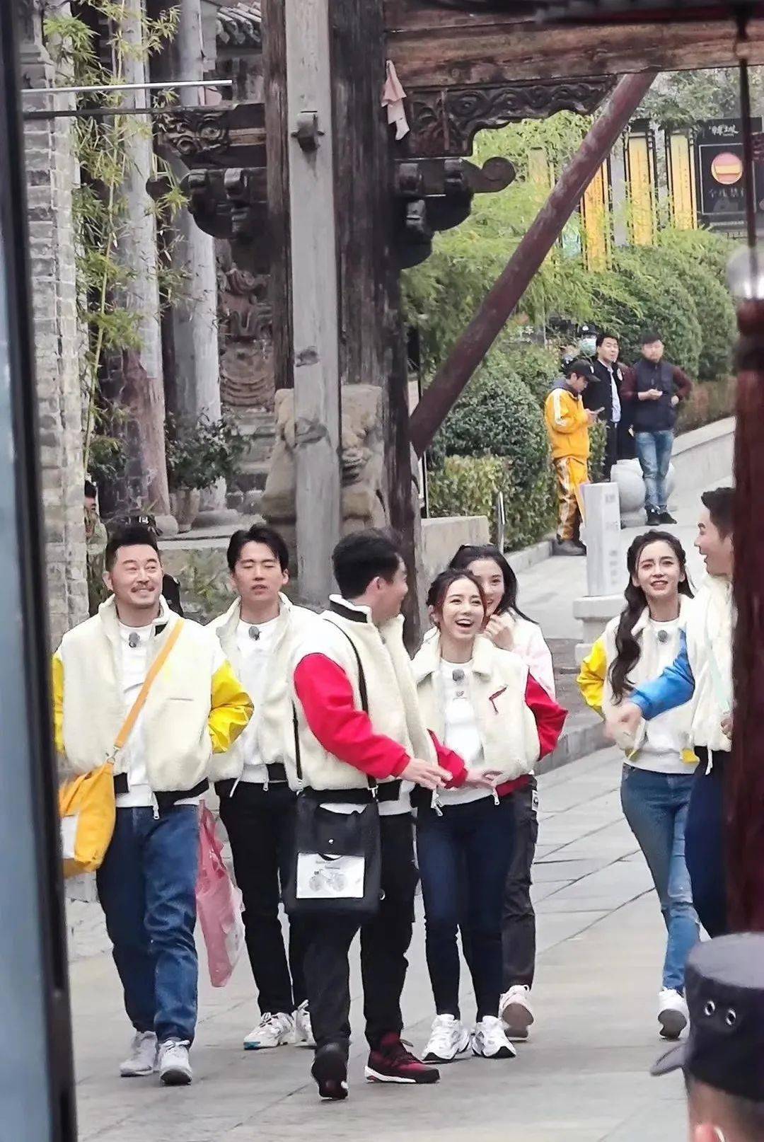 浙江卫视《奔跑吧》栏目组今日在韩城古城拍摄录制,多个话题登微博抖
