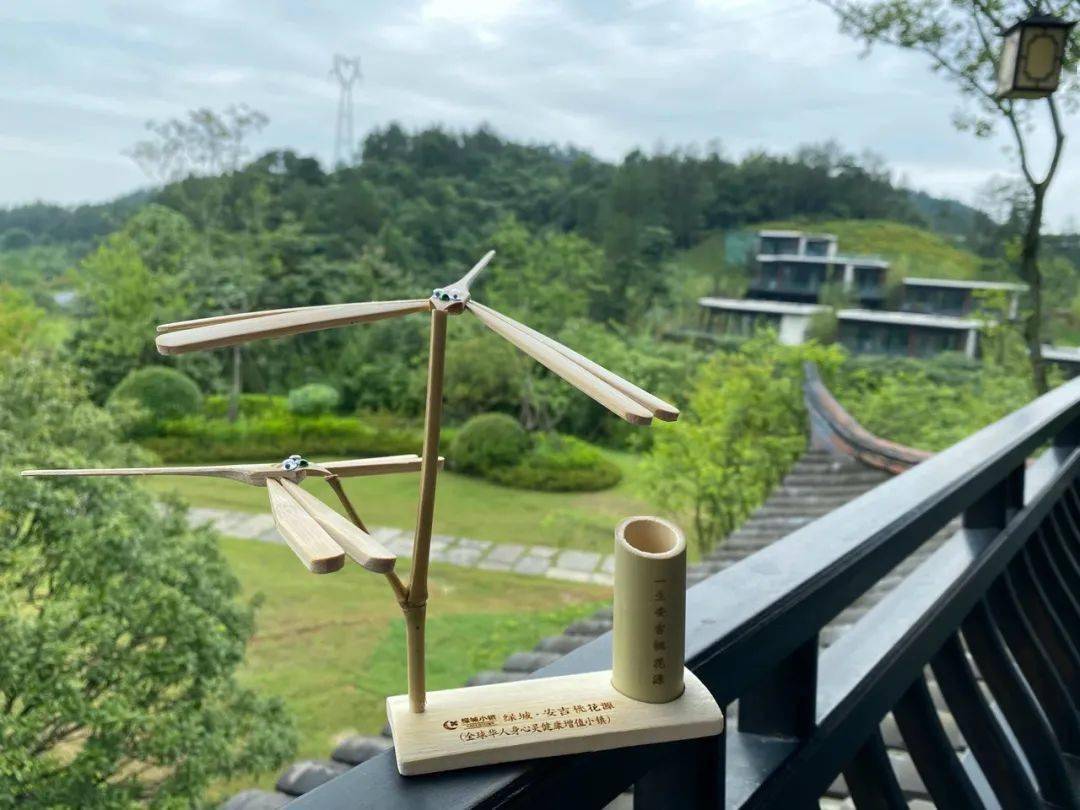 荣获首届安吉"两山"工匠提名奖,其竹雕作品,成为了安吉的一张文化名片