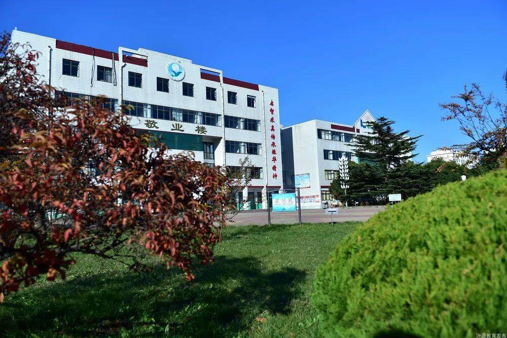 沂源县实验中学享受这诗意般的秋景.