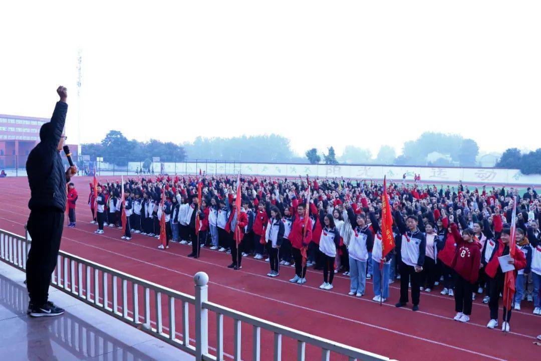 鄢陵二高给这些学生发rmb了