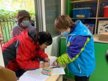 东直门街道东环社区青年志愿者组织开展"金秋梦 邻里情"重阳爱老运动