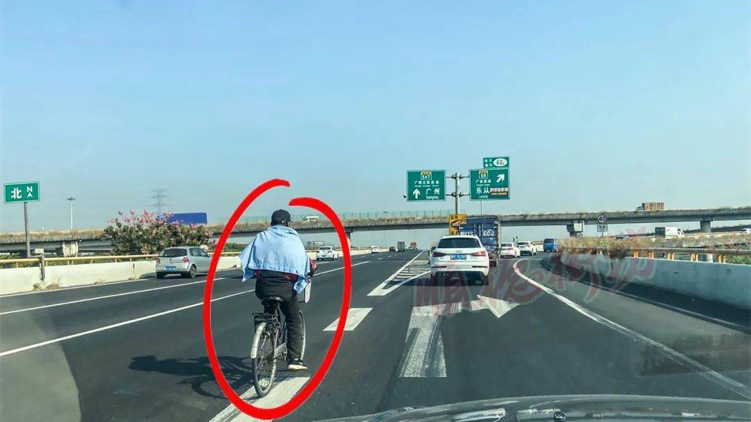 大叔骑自行车上高速狂飙,吓死人!_高速公路