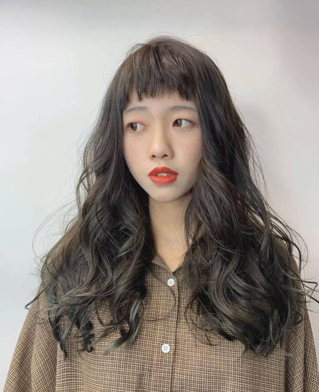 ♡♡♡♡对于脸大的女生来说选发型还是要比较慎重的毕竟一