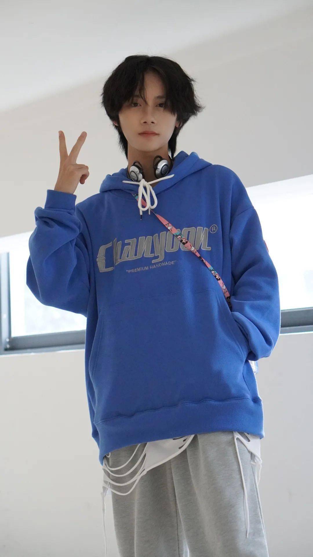 1摄影:王宇航秋天不缺少年休闲宽松蓝色涌动悄然沾染青春气息张珍珍