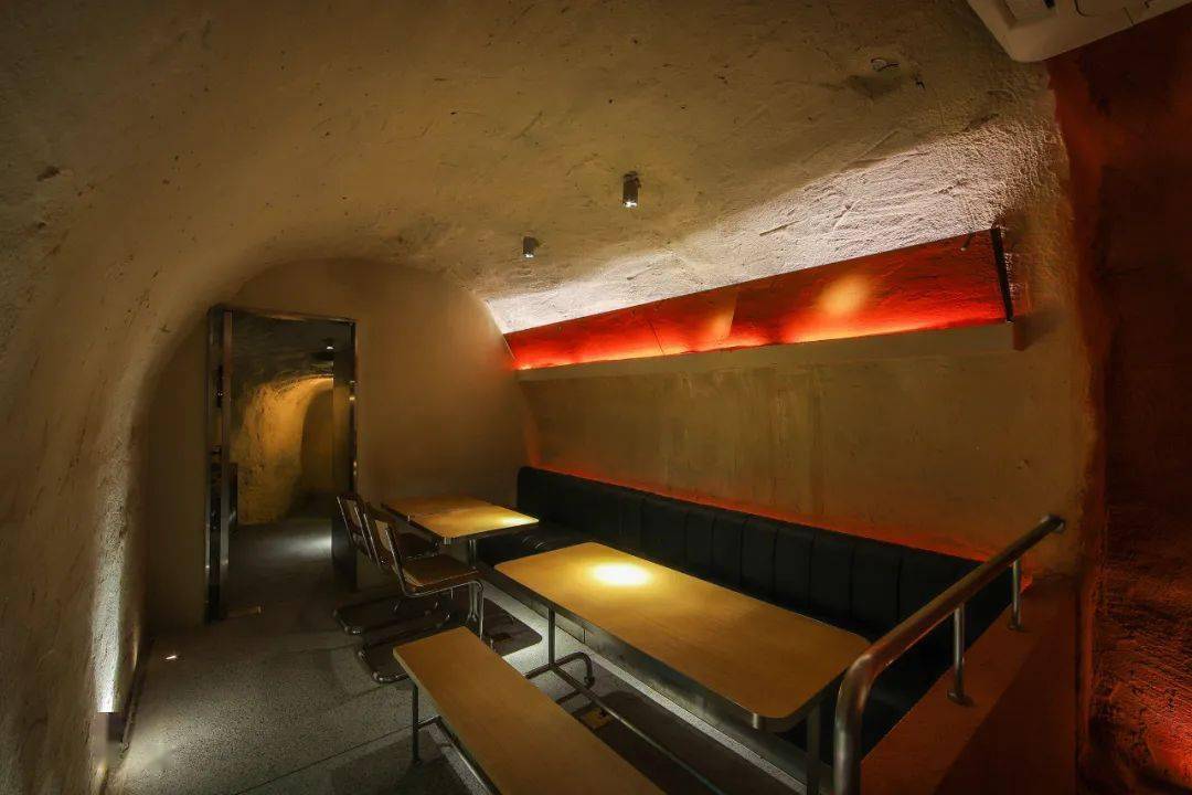 防空洞爆改时尚酒吧不一样的探索体验