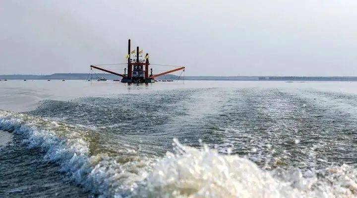 800多台套设备超过1500名工人在宿鸭湖畔填筑人工岛一派繁忙景象