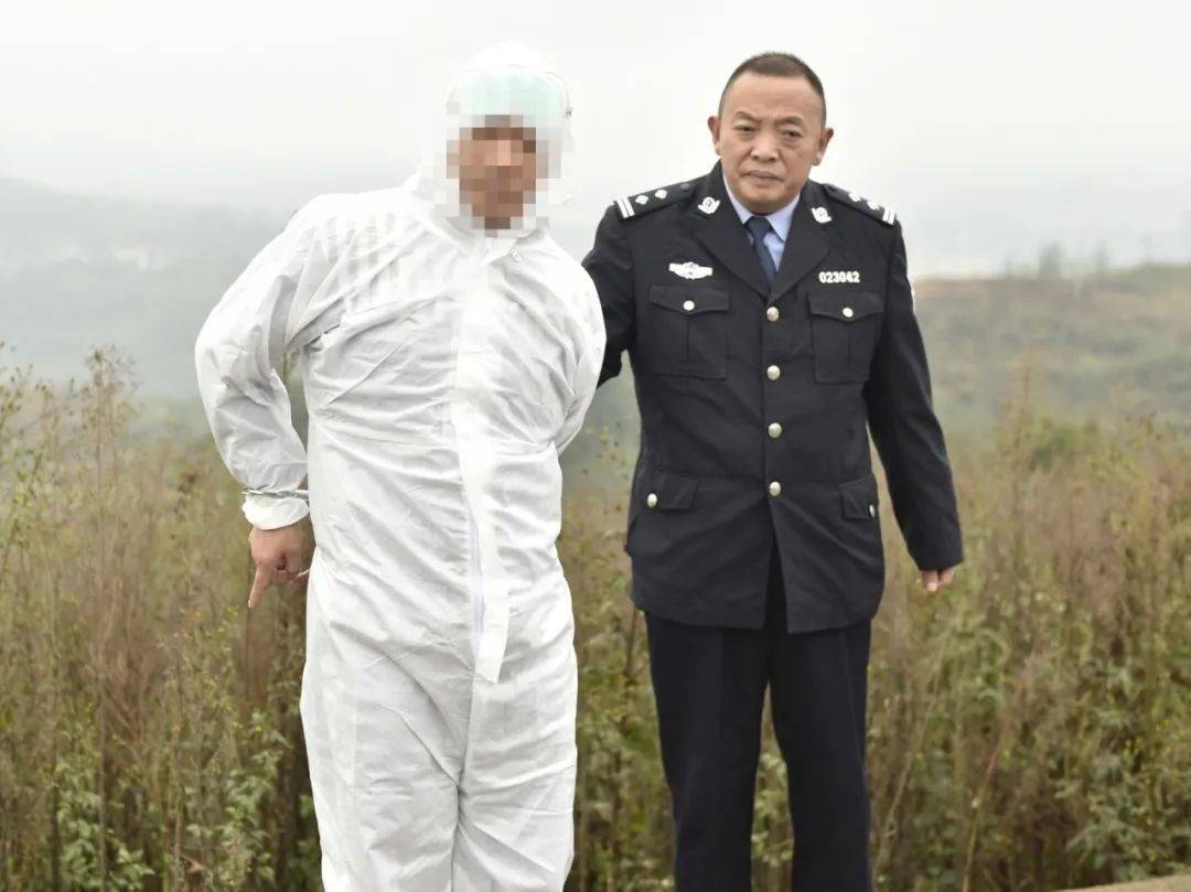 毕节警方押解5名涉黑涉恶犯罪嫌疑人指认现场!