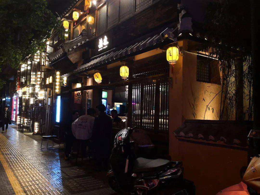 是科举考生云集之地 取"文人如林"之意 在文林街的酒吧