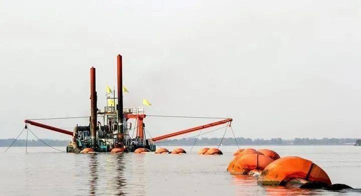 800多台套设备超过1500名工人在宿鸭湖畔填筑人工岛一派繁忙景象