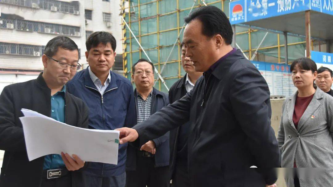 淅川县委书记卢捍卫实地察看二院迁建项目建设进度