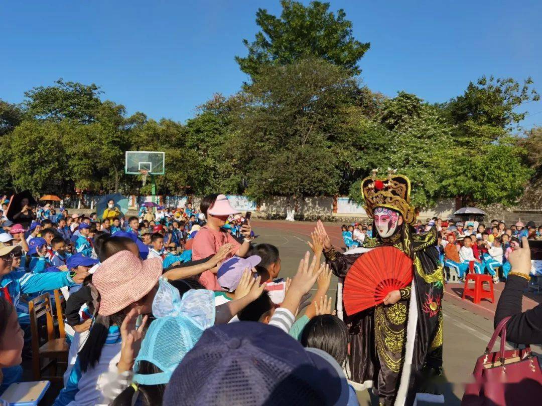 韶钢第四小学开展戏曲进校园活动