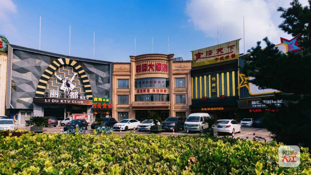 珍贵老照片首次曝光还原20年前的凤凰美食街