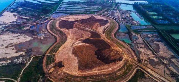 800多台套设备超过1500名工人在宿鸭湖畔填筑人工岛一派繁忙景象