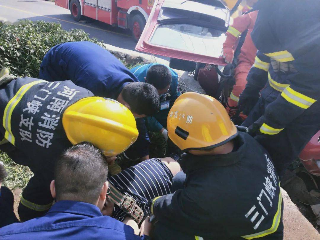 微传真三门峡交警支队卢氏大队联合有关部门快速救治交通事故受伤人员