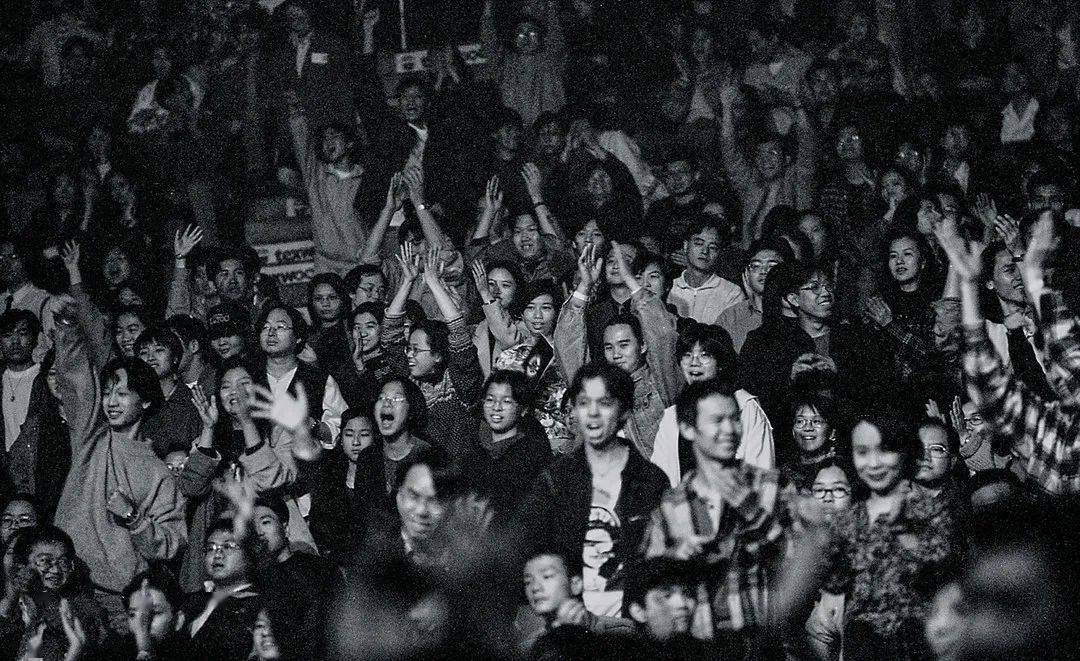 高原打开了尘封已久的相簿,挑选出百余幅从未面世的红磡演唱会照片