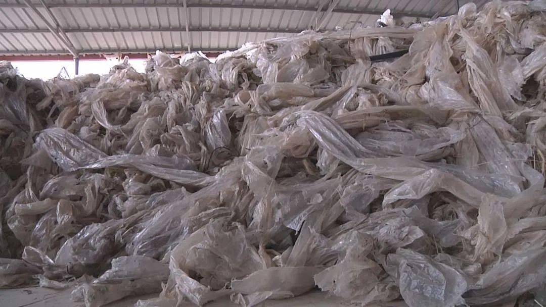 近年来,我县全面推进农用残膜污染和禽畜粪污专项治