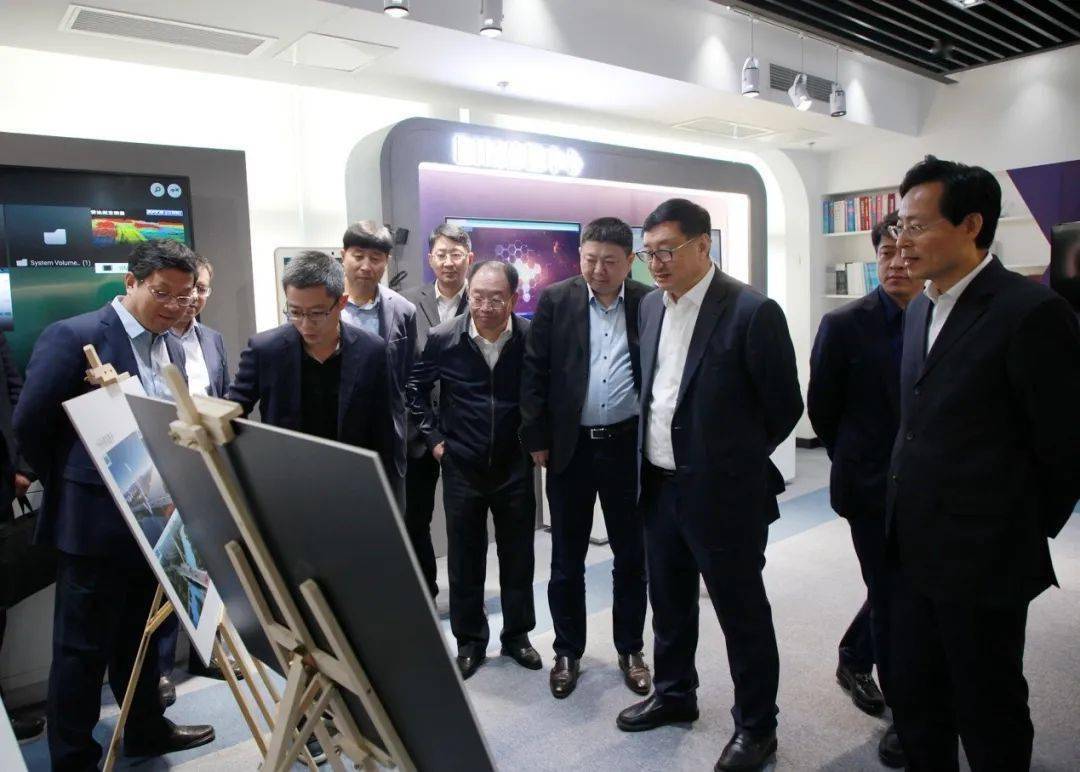 鞍山市市委书记韩玉起,市委常委,副市长蔡龙一行莅临集团调研交流