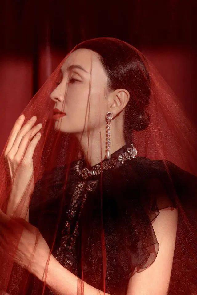 48岁陶虹风韵犹存穿黑色长裙亮相优雅又大气徐峥真捡到宝了