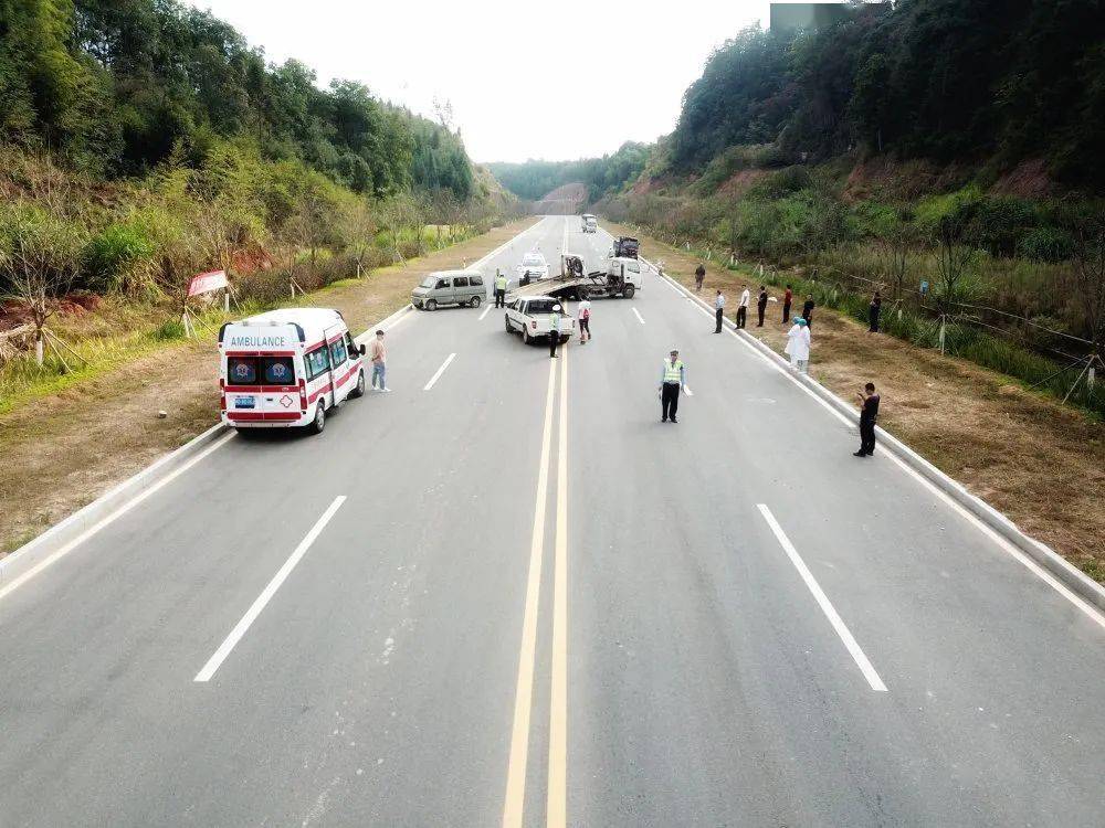 县杉城镇张家坊交通信号灯往g528国道方向行驶至全民健身中心路段时