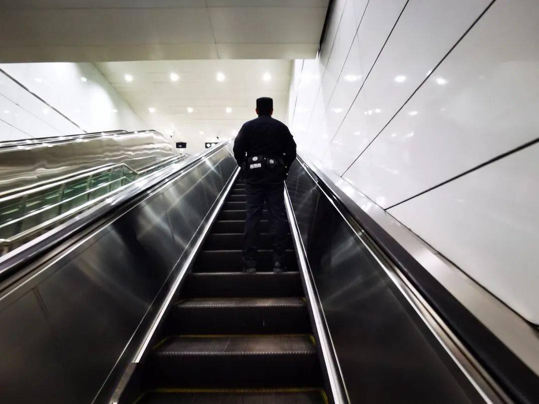 深夜的地铁并不孤独