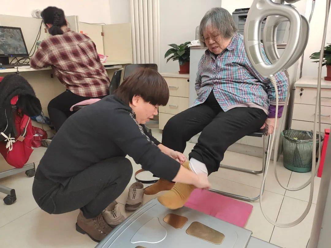 很多叔叔阿姨腿脚不好,工作人员亲自帮老人脱鞋脱袜,上下搀扶.