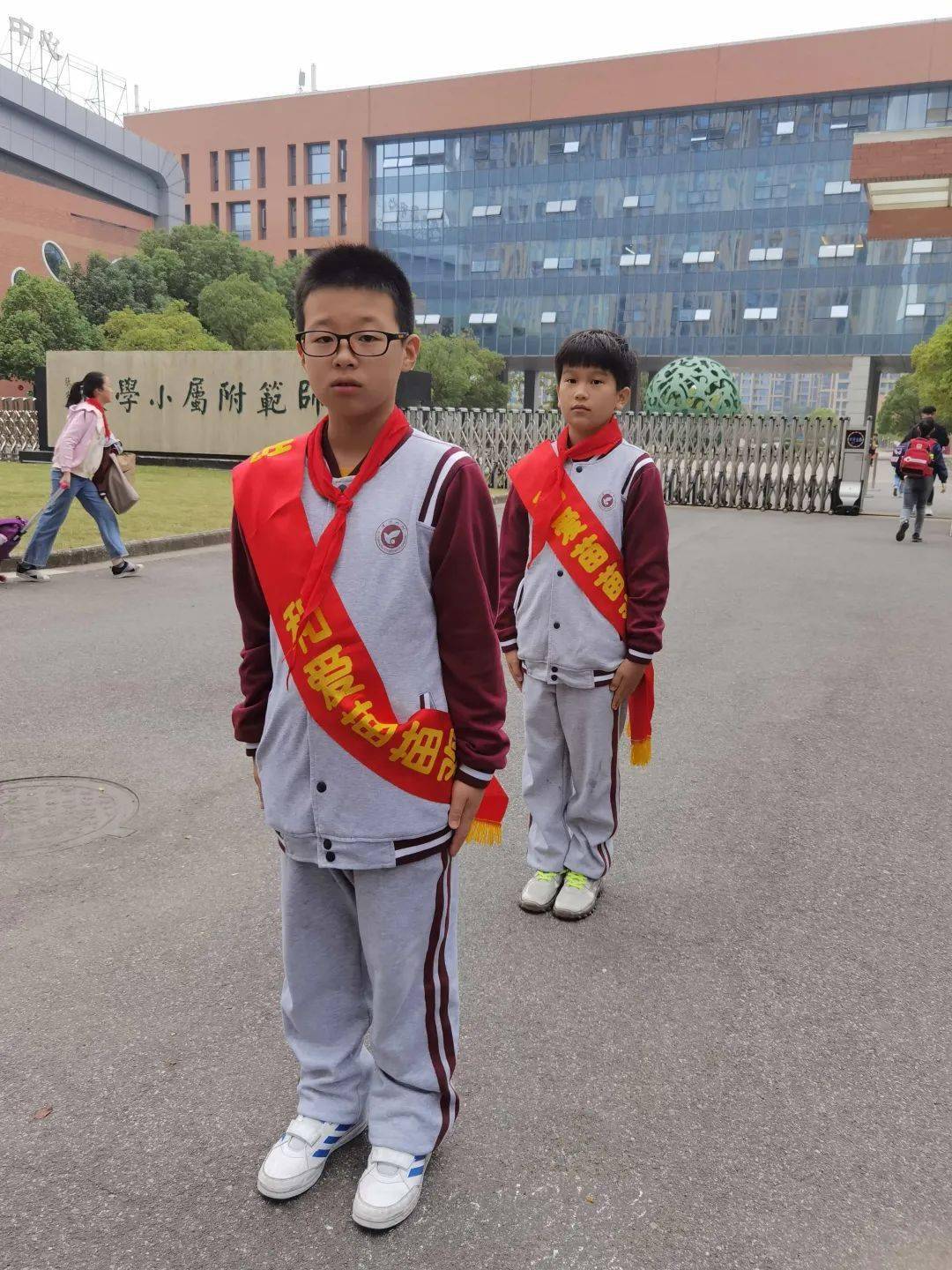 一附教育集团通师一附光荣的国旗中队五3大拇指中队