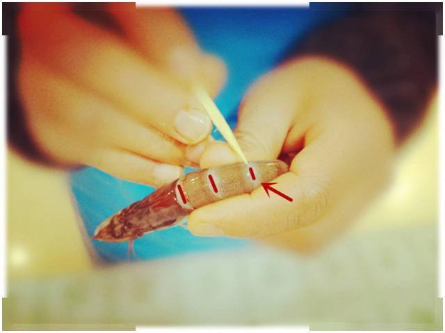 5.用手指按住牙签穿过的地方,轻轻向上挑起.注意不要用力过大.6.