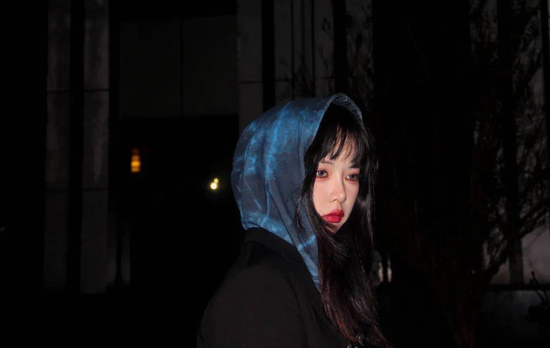 背景板正如是你点亮了和亮眼的发色马丁靴搭配可爱的小熊黑色贝雷帽