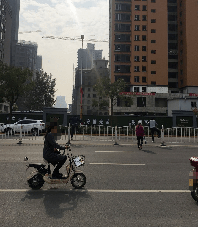 每隔几百米都给村民有预留掉头出口,或四马路交警四中队门口向东20米