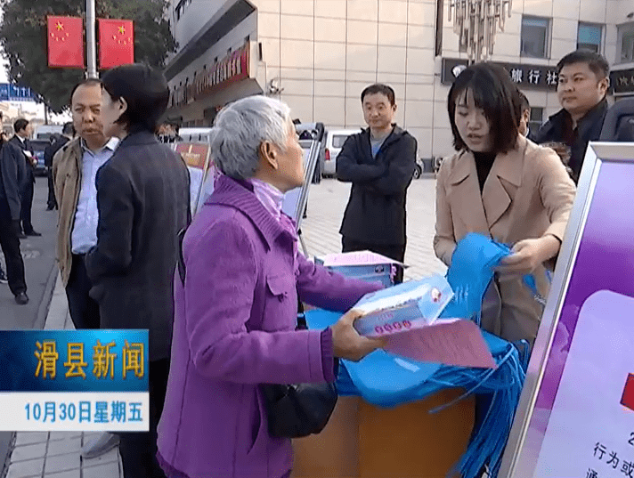 在县人民会堂前,县委书记,县长陈忠一行边走边看,认真听取工作人员