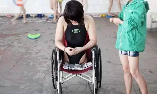 太励志:4岁被截肢的"篮球女孩"不屈服命运,成为全国游泳冠军