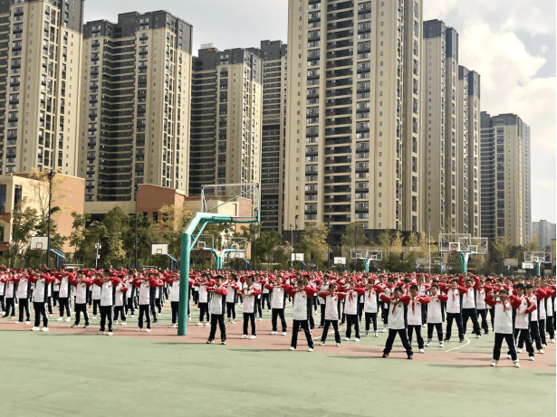 (官六中多元的"大课间"活动)"大课间",已经成为官六中的一张名片,一颗