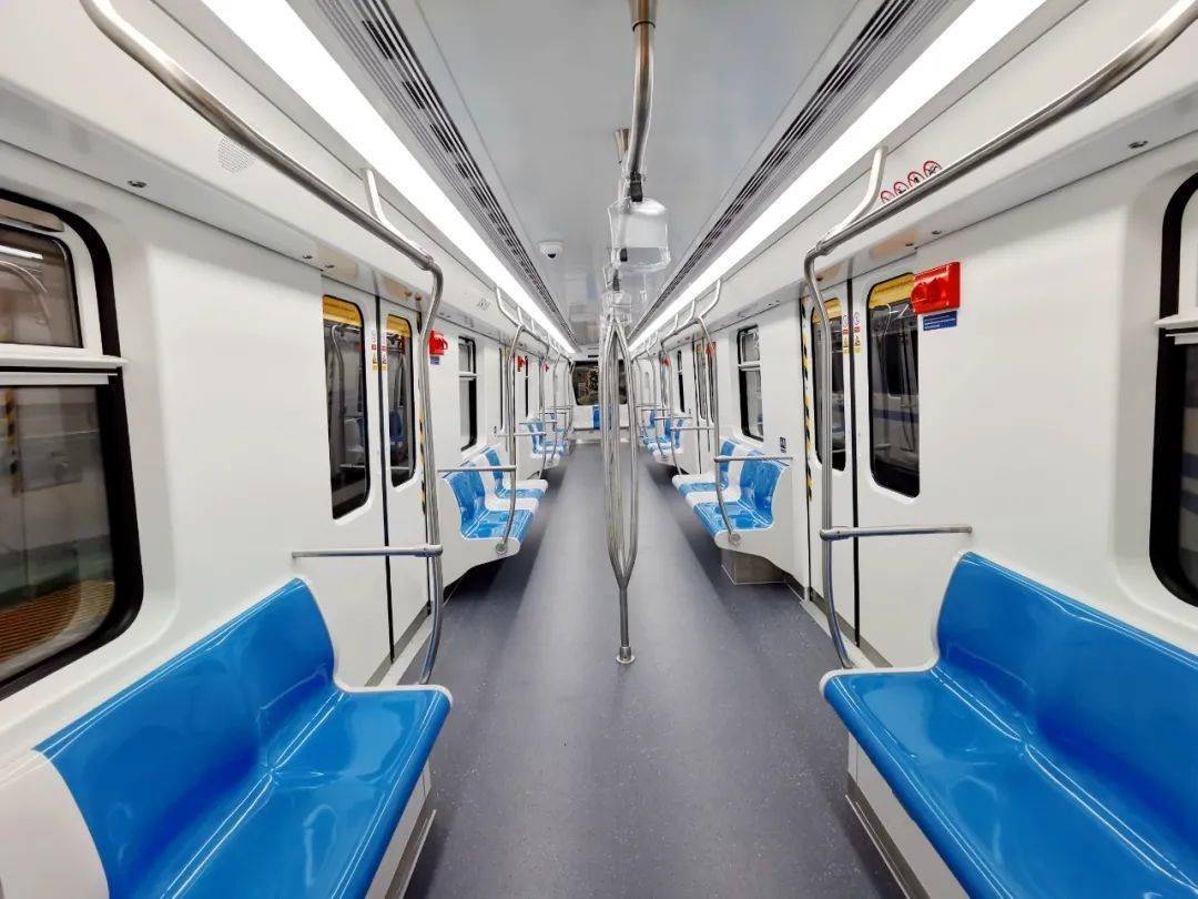 我国出口墨西哥首列轻轨列车下线