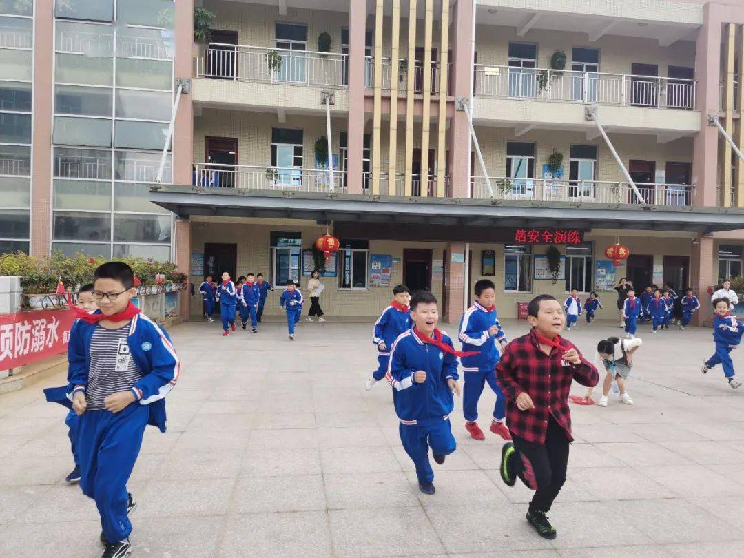 平安校园我爱它人人安全靠大家福清市元载小学防踩踏安全应急疏散演练