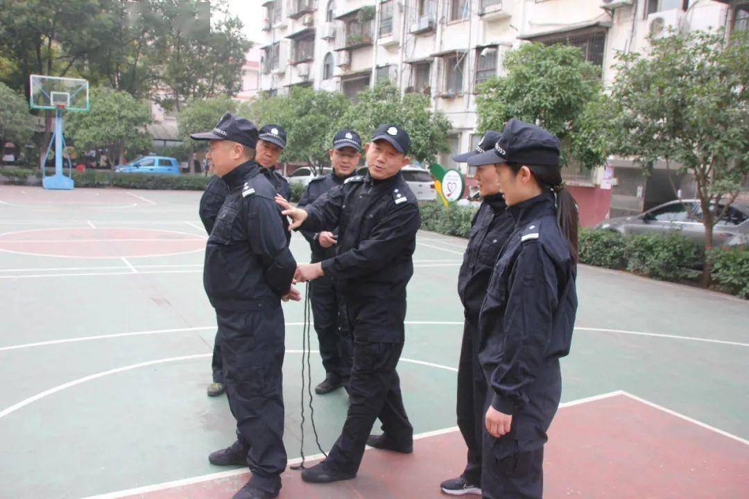 警绳双手图片