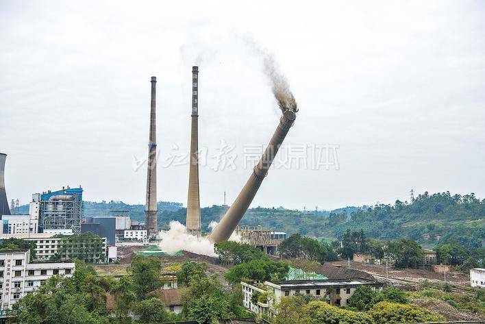 内江发电厂两根210米高烟囱成功爆破拆除