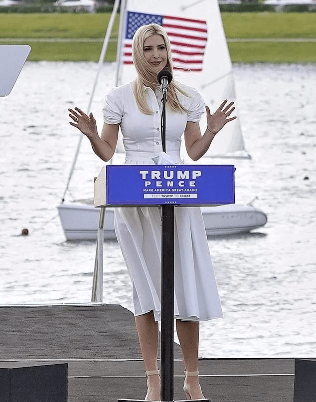 38岁伊万卡做最后演讲,白色衬衫裙太紧快撑开纽扣,人群中比耶卖萌