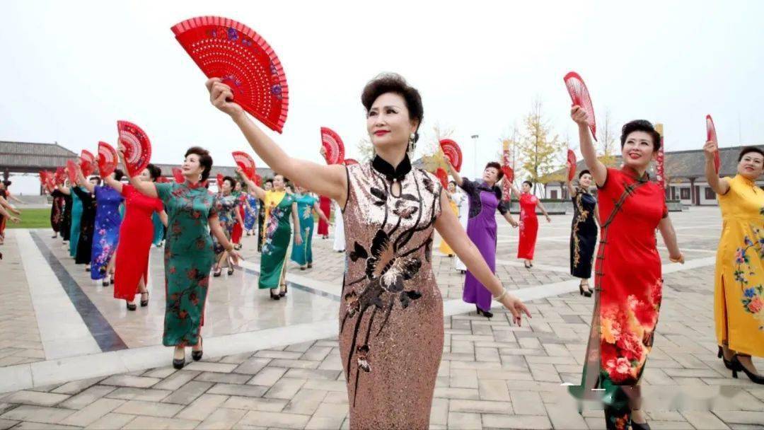 三门峡市湖滨区老年模特队旗袍秀——《红梅赞》