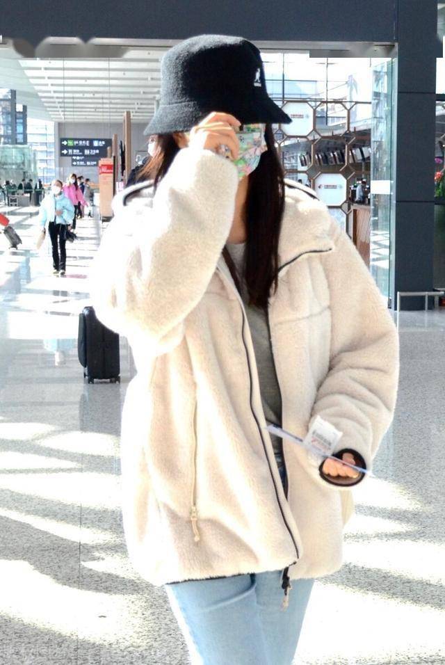 今天,许龄月现身上海机场她头戴黑色渔夫帽,印花口罩遮面,活泼俏皮