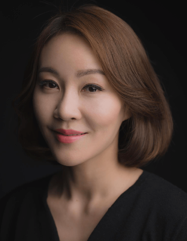 在台上演绎了这个故事的演员,他们曾从一度创作开始加入,与编剧及导演