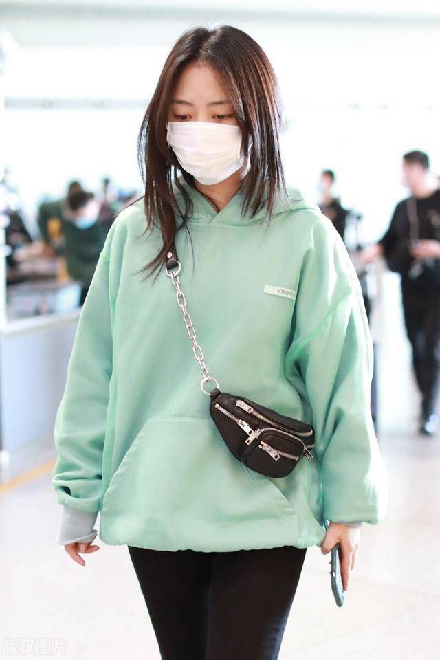 谭松韵穿蓝色连帽卫衣现身机场真是可可爱爱甜系少女一枚