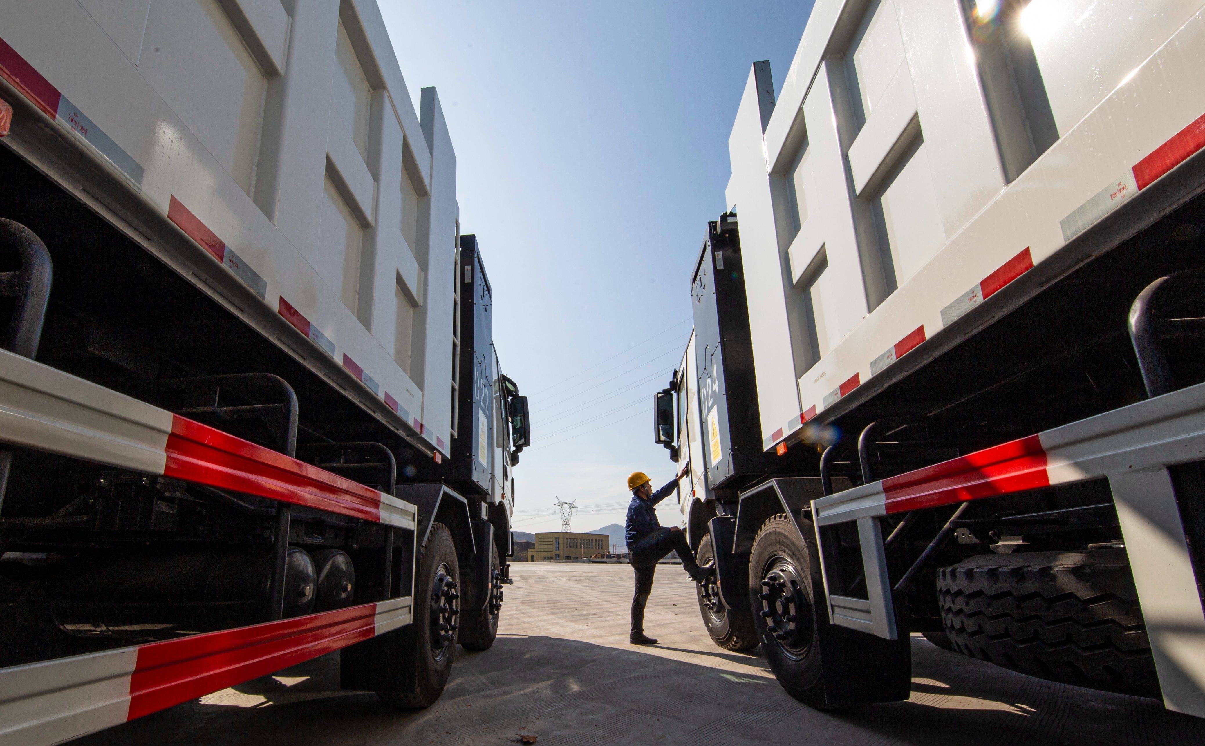 11月3日,武安市裕华钢铁有限公司的工作人员准备驾驶新能源重型载货车