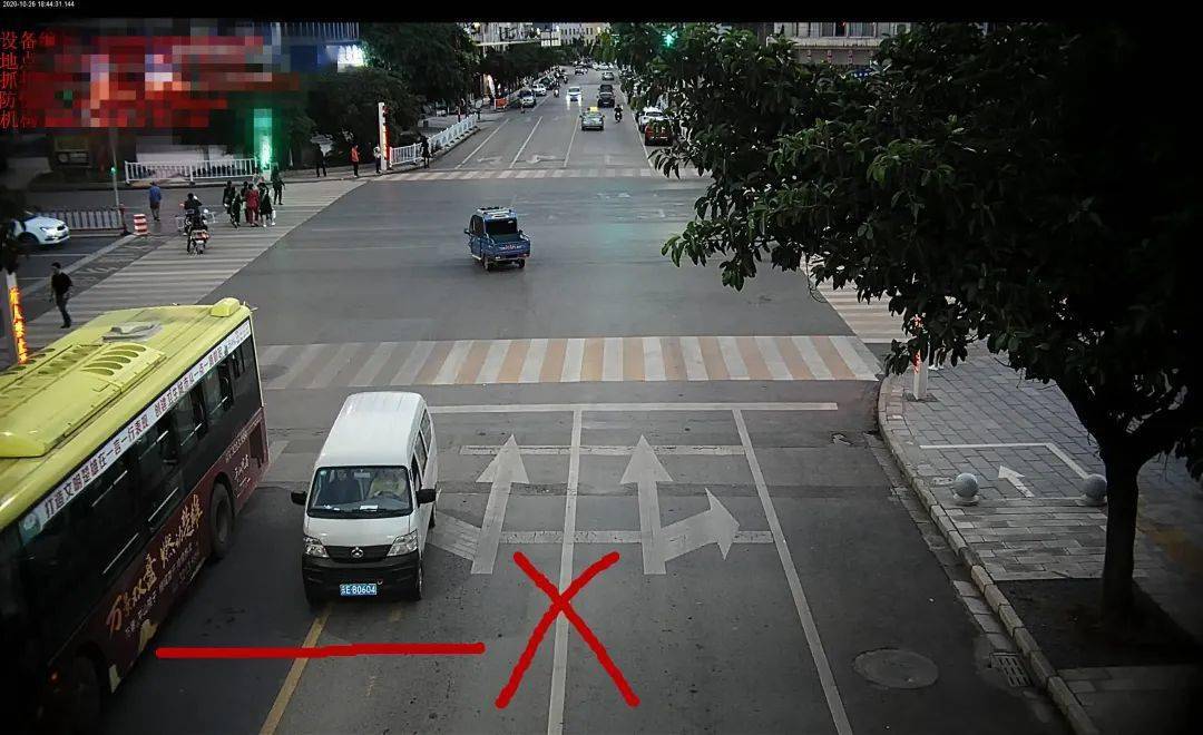 城区行车你压线了吗请养成正确的行车习惯