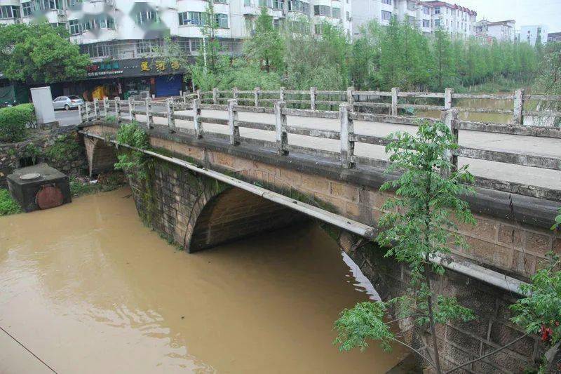 永丰县六一桥.位于县城小西门外,双溪水从桥下缓缓流过.