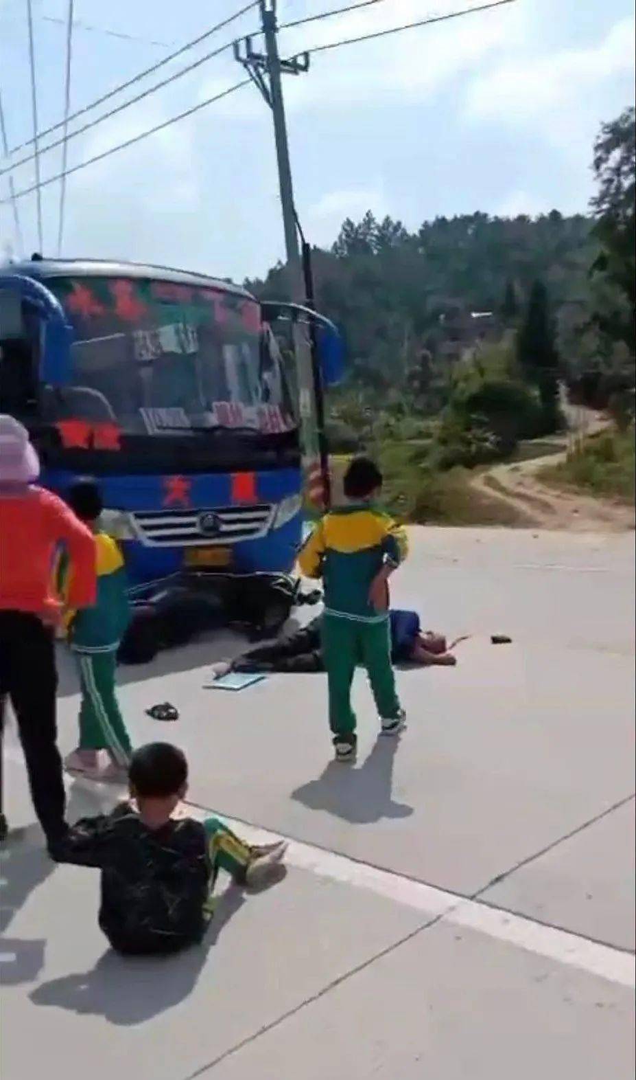 惊险五华发生一辆客车撞人事故现场情景十分混乱