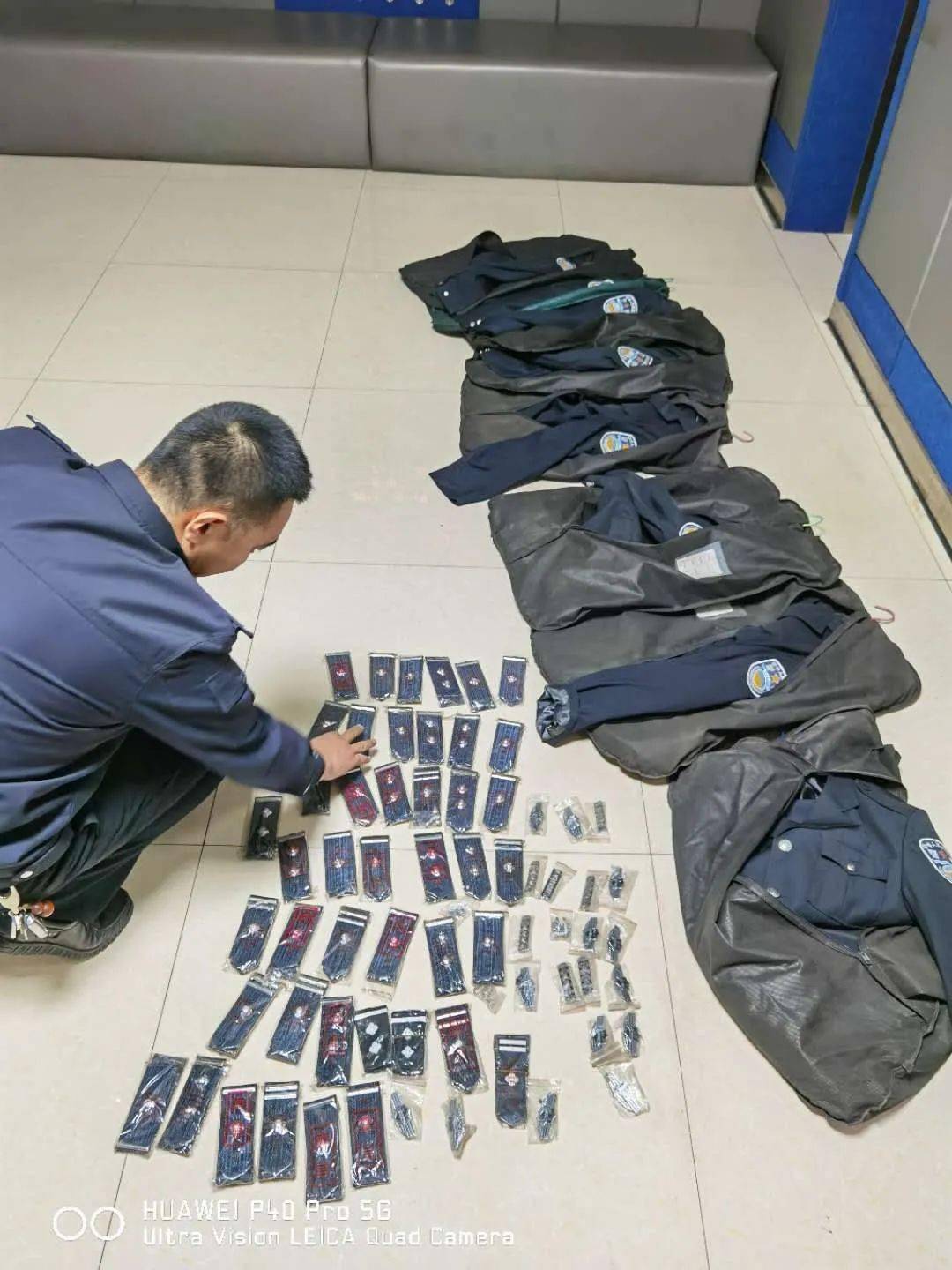 吕梁:服装店内售警服被警方查获