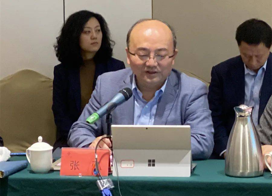 会上,洪都公司总经理,l15飞机总设计师张弘首先就企业的基本情况,发展