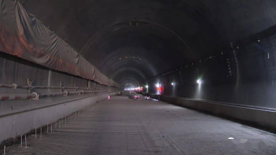 渭武高速公路岷县隧道贯通仪式在岷县举行