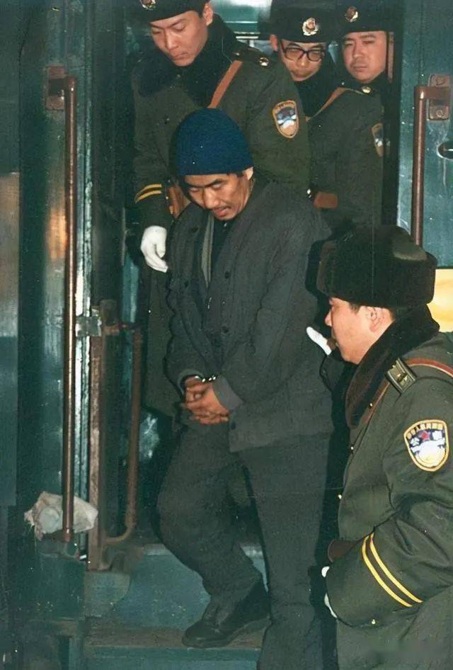 贾小明其人1990年,贾小明发现自己身边有人在国际列车上倒卖服装,挣了